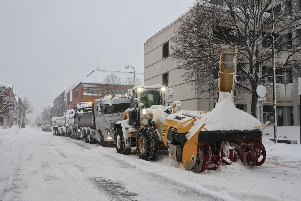 Lastebiler og brøytemannskap står klare for å brøyte gatene i sentrum i Kristiansand. Foto: Tor Erik Schrøder / NTB