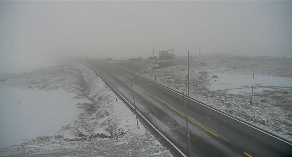 Riksvei 7 over Hardangervidda er fredag morgen stengt på grunn av uvær. Bildet er tatt ved Dyranut.