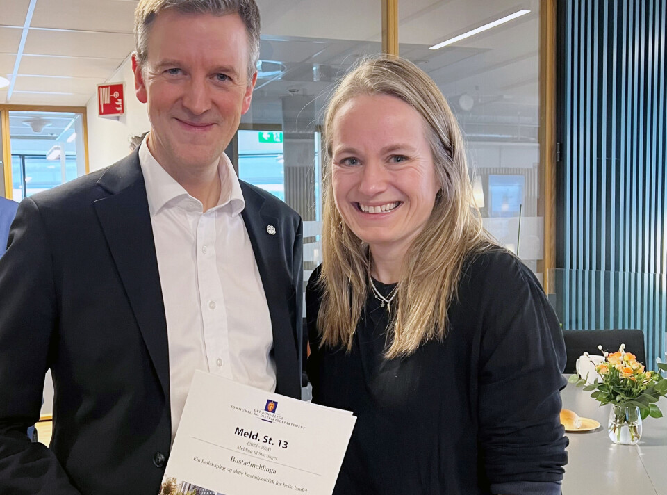 – NHO Byggenæringen setter pris på at boligmeldingen anerkjenner situasjonen i byggenæringen nå, sier Guro Hauge i NHO Byggenæringen. Her sammen med kommunal- og distriktsminister Erling Sande som fredag la frem Boligmeldingen. – NHO Byggenæringen setter pris på at boligmeldingen anerkjenner situasjonen i byggenæringen nå, sier Guro Hauge i NHO Byggenæringen. Her sammen med kommunal- og distriktsminister Erling Sande som fredag la frem Boligmeldingen. Foto: NHO Byggenæringen