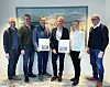Fra kontraktsigneringen. Markus Alexandersen (prosjektleder, Ove Skår AS) (f.v.), Jan Erling Grav (prosjektansvarlig, Ove Skår AS), Fredrik Martinsen (daglig leder, Ove Skår AS), Trond Delbekk (adm. dir. Værste AS), Elisabeth H. Langrusten (prosjektleder Værste AS) og Ove Skår (styreleder Ove Skår Gruppen AS). Foto: Ove Skår AS