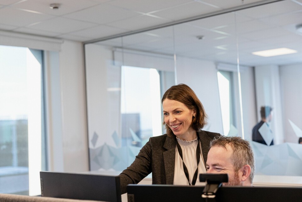 Anders, som har sin tredje dag i ny jobb, får opplæring i COWIs timeføringssystem fra Ingrid Gabrielsen Klokk. De er tidligere kolleger fra Equinor. Anders, som har sin tredje dag i ny jobb, får opplæring i COWIs timeføringssystem fra Ingrid Gabrielsen Klokk. De er tidligere kolleger fra Equinor. Foto: Ragnhild Heggem Fagerheim