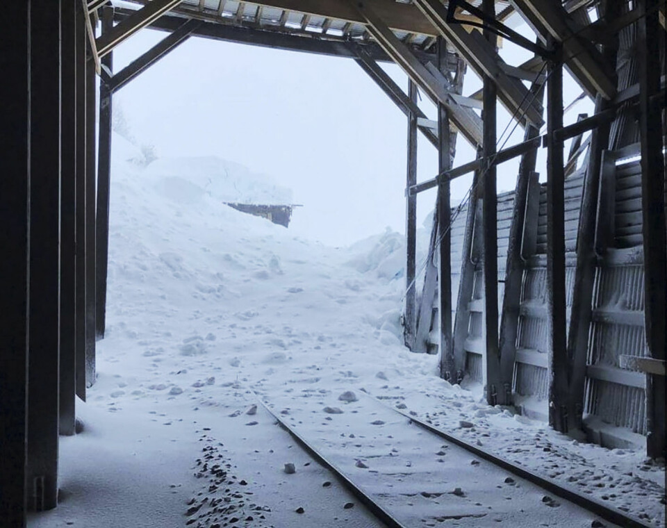 Snøraset mellom Myrdal og Hallingskeid, like øst for Kleven bru, traff et snøoverbygg. Bergensbanen er stengt over fjellet.