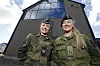 Sersjant Celine Schou og andreårslærling Lene Engen utenfor en av de nye kasernene som Forsvarsbygg har oppført på Evenes flystasjon. Foto: Torbjørn Kjosvold/Forsvaret