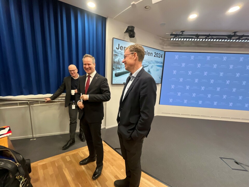 – Litt forenklet sagt: Vi skal fjerne ordet «signalfeil» fra vokabularet når de gamle og utdaterte anleggene skiftes ut, sa Jon Ivar Nygård (Ap) til Bane Nor-sjef Thor Gjermund Eriksen og jernbanedirektør Knut Sletta. – Litt forenklet sagt: Vi skal fjerne ordet «signalfeil» fra vokabularet når de gamle og utdaterte anleggene skiftes ut, sa Jon Ivar Nygård (Ap) til Bane Nor-sjef Thor Gjermund Eriksen og jernbanedirektør Knut Sletta. Foto: Frode Aga