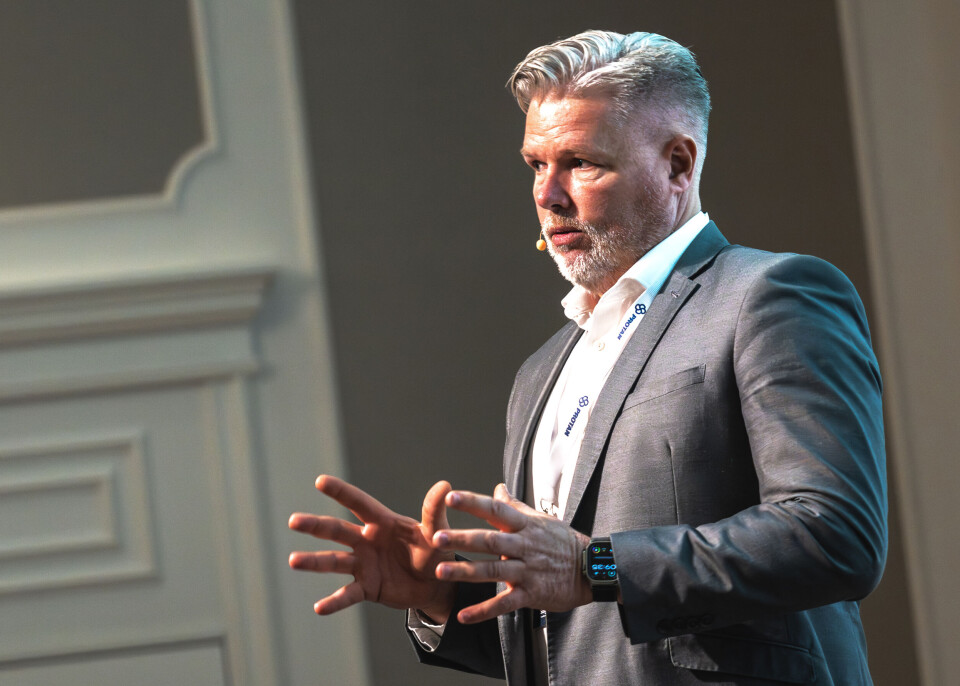 Roar Lunde hos Entreprenør sier nei til bruk av åpen flamme på tak med brennbare underlag og inn mot eksisterende bygningsmasse. Roar Lunde hos Protan Entreprenør sier nei til bruk av åpen flamme på tak med brennbare underlag og inn mot eksisterende bygningsmasse. Foto: Protan