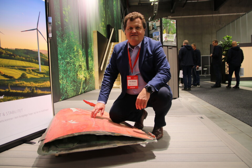 Salgsdirektør i Fritzøe Engros, Tom Skaara, viser frem en ny type terrassebord laget av gjenbrukte materialer fra utslitte vindmølleblader under Bygg Reis Deg. Salgsdirektør i Fritzøe Engros, Tom Skaara, viser frem en ny type terrassebord laget av gjenbrukte materialer fra utslitte vindmølleblader under Bygg Reis Deg.