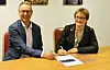 Inge Jan Thorsen, administrerende direktør i Vassbakk & Stol og Dina Lefdal, fylkesdirektør for infrastruktur og veg i Vestland fylkeskommune. Foto: Skanska