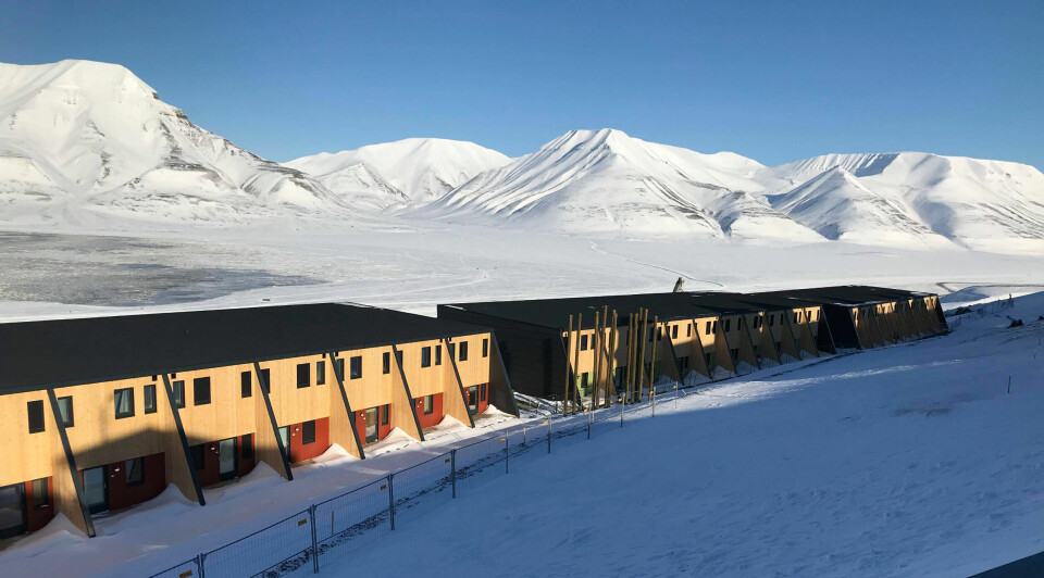 Byggherre Statsbygg har bestilt totalt 60 boenheter i det rassikre byggeprosjektet i Gruvedalen i Longyearbyen. Modulbyggene er produsert på Skanska Husfabrikken.
