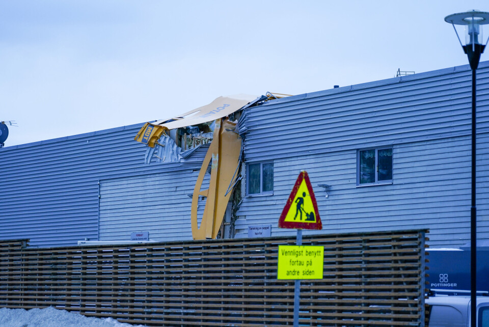 En 50 meter høy kran har veltet over kjøpesenteret Melhustorget i TrøndelagFoto: Gorm Kallestad / NTB