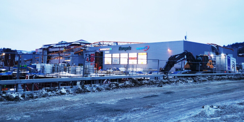 En kran har rast over et kjøpesenter i Melhus sør for TrondheimFoto: Hilde Ljøkjell / NTB