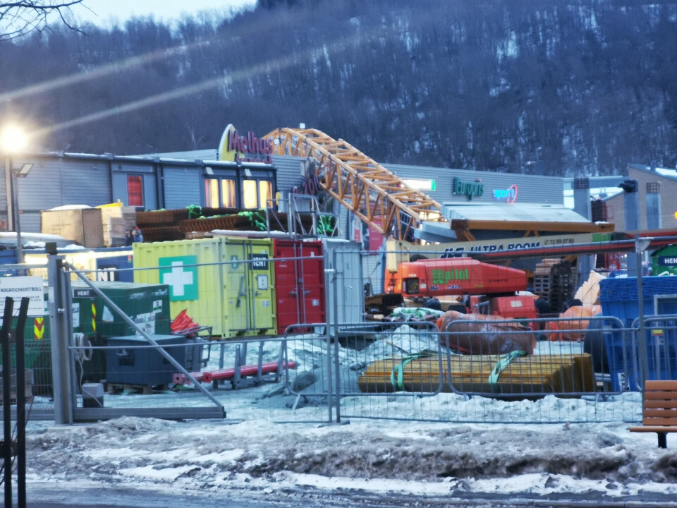 En kran har rast over et kjøpesenter i Melhus sør for TrondheimFoto: Hilde Ljøkjell / NTB
