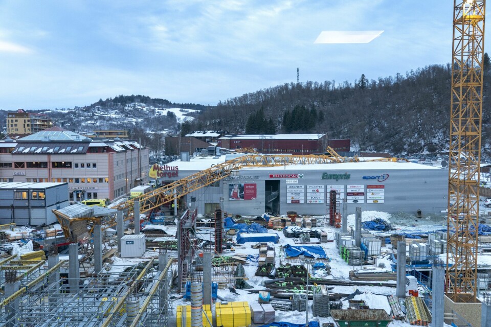 Melhus 20230106. En 50 meter høy kran har veltet over kjøpesenteret Melhustorget i Trøndelag Melhus 20230106. En 50 meter høy kran har veltet over kjøpesenteret Melhustorget i Trøndelag Foto: Gorm Kallestad / NTB