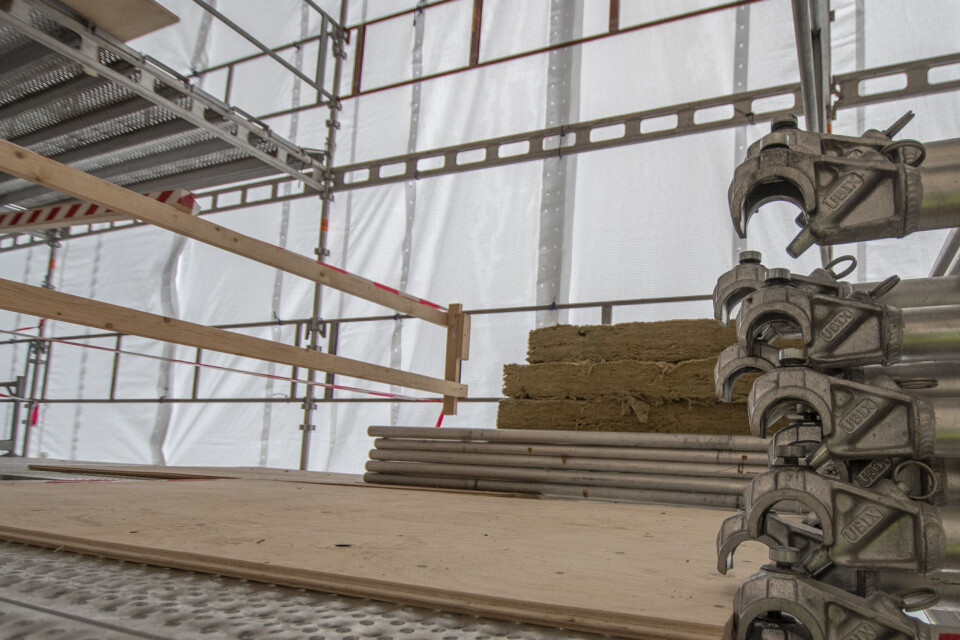 Gammel isolasjon er mellomlagret på taket og installert igjen under ny takkonstruksjon.