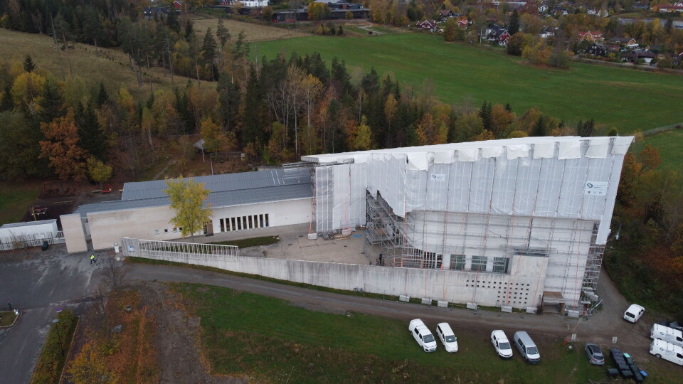 Rehabiliteringen gjennomføres etappevis med tak over tak, under en stor teltkonstruksjon.