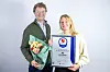 Martin Halvorsen (leder talent og rekruttering) og Marion Fjällstrøm Jakobsen (rådgiver) mottok prisen på vegne av Multiconsult. Foto: Universum