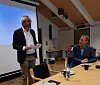 På bildet sees fra venstre avdelingsdirektør Jan Erik Johansen i Forsvarsbygg sammen med ordfører Ole Erik Hørstad fra Åmot kommune. Johansen signerte kontrakten sammen med Kjell Andre Honerud fra Arenarena AS. Foto: Forsvarsbygg