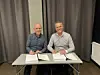 Prosjektleder Sigurd Velken i Viken fylkeskommune (til venstre) og daglig leder Øystein Særaas i Kraftmontasje AS signerte for rehabiliteringen av Bragernestunnelen. Foto: Mira Eriksen / Viken fylkeskommune