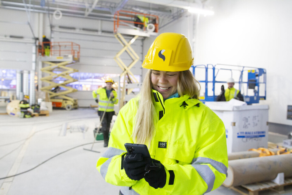 Å ha rutinene lett tilgjengelig via mobil vil gjøre din arbeidsplass sikrere. Her ser vi Martine finne frem rutinene for arbeid i høyden via sin mobiltelefon.