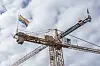 Bilde tatt av tårnkraner med Pride-flagg under Pride-måneden juni. Men byggenæringen skiller seg negativt ut når det kommer til konkrete tiltak for å gjøre næringen inkluderende for skeive. Arkivfoto: Sindre Sverdrup Strand