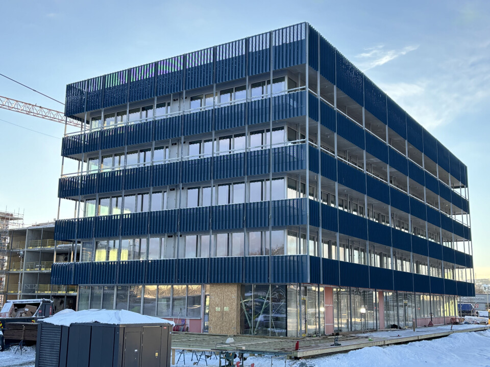 Kontorbygget Autronica er blitt boliger. De blå «båndene» i hver etasje er karakteristisk for bygget.