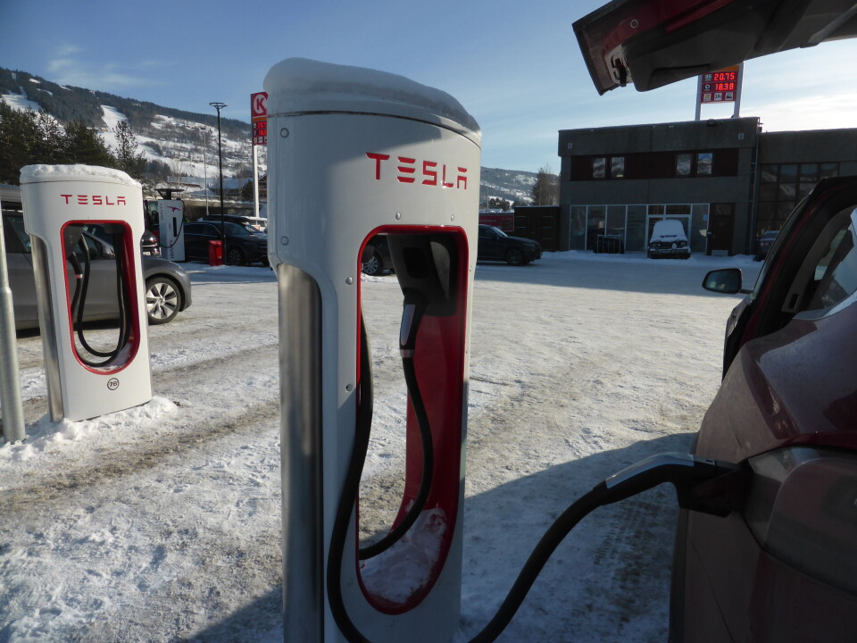 Tesla-ladestasjonen ved Fåvang i Gudbrandsdalen er blant dem som åpnes for andre bilmerker. Tesla-ladestasjonen ved Fåvang i Gudbrandsdalen er blant dem som åpnes for andre bilmerker. Foto: Berit Keilen / NTB