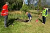 Presis Vegdrift benytter biodrivstoff i kontrakten i Hallingdal-Valdres, men ikke trebasert drivstoff – ennå. Et grantre ble symbolsk plantet under åpningen av driftskontrakten 1. september. Fra venstre Bjørn Laksforsmo (divisjonsdirektør Drift og vedlikehold Statens vegvesen), statssekretær John-Ragnar Aarset i Samferdselsdepartementet og daglig leder Eivind Iden i Presis Vegdrift. Foto: Eli Ramstad, Statens vegvesen