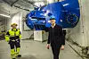 Statsminister Jonas Gahr Støre lot seg imponere over arbeidet og ingeniørkunsten bak kraftverket. Kraftverksoperatør Dag Flølo viste rundt. Foto: Eviny