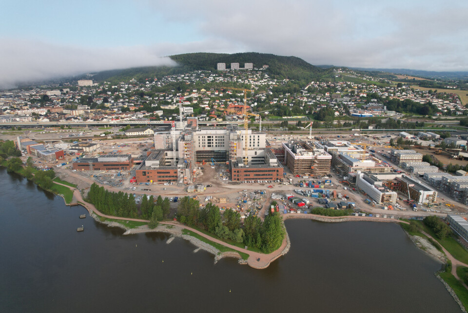 TAR FORM. Aktivitetsnivået på byggeplassen til det nye sykehuset i Drammen nærmer seg toppen. Foto: Lars-Erik Vollebæk