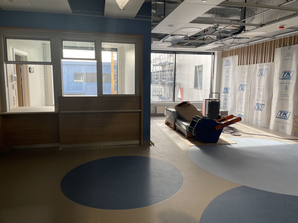 FORSINKET. Det nye sykehuset er planlagt ferdig i oktober 2025, som er rundt fem måneder senere enn først planlagt. Kostnadene har økt med 2,4 milliarder. Foto: Lars-Erik Vollebæk/Sykehusbygg HF