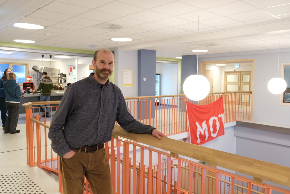 Rektor Torkild Svorkmo-Lundberg i det åpne arealet ved kantinen som er hjertet i bygget. Rektor Torkild Svorkmo-Lundberg i det åpne arealet ved kantinen som er hjertet i bygget. Foto: Svein Inge Meland