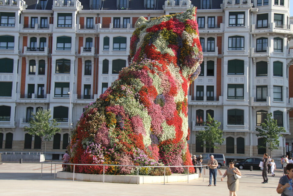 BLOMSTERVOFF: Den vakre blomsterhunden utenfor Guggenheim-museet i Bilbao er et imponerende skue. Et sinnrikt vanningssystem sørger for at blomsterprakten holder seg levende. (Foto: Arvid Ekle)