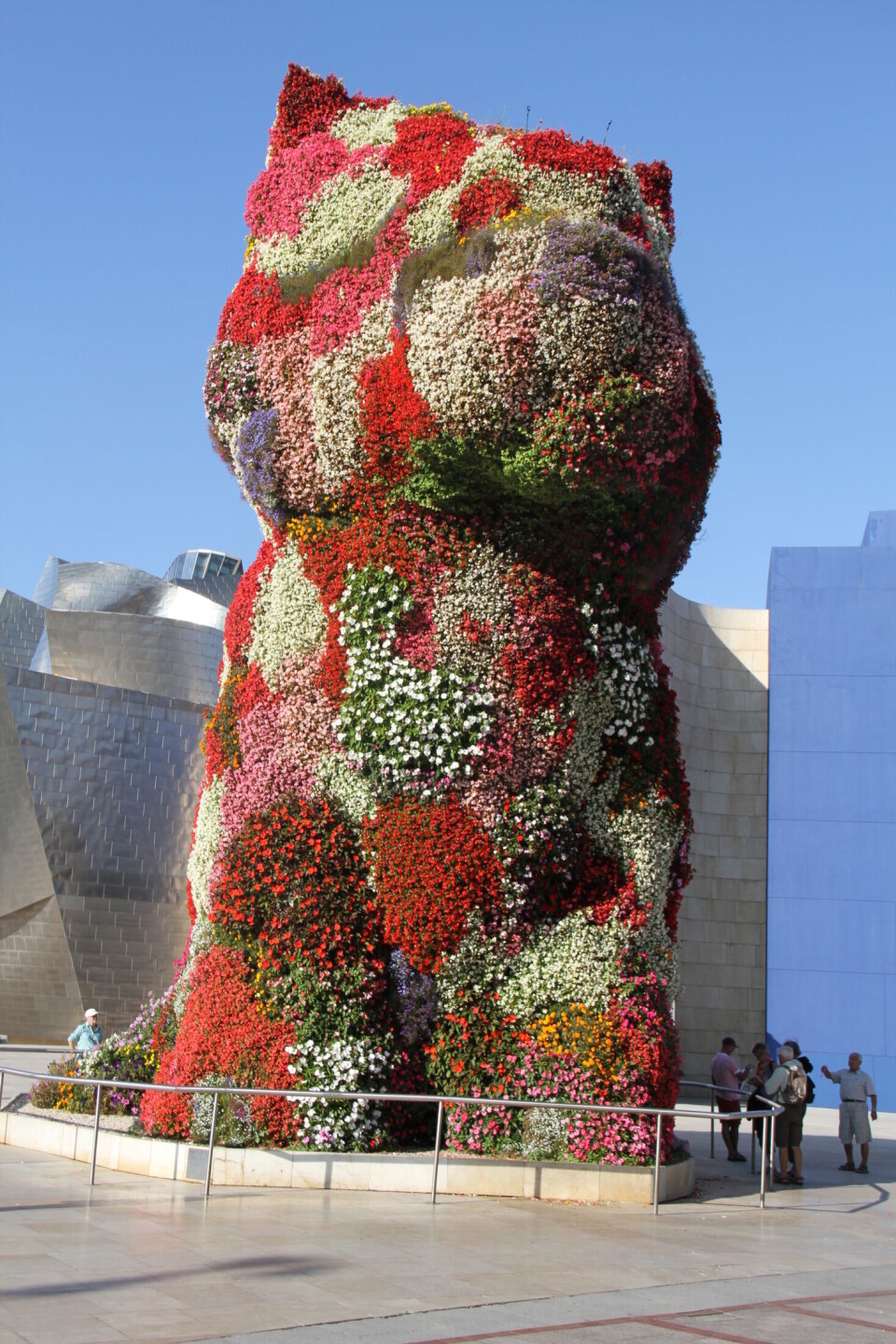 The Puppy av Jeff Koons, utenfor Guggenheim-museet i Bilbao. (Foto: Arvid Ekle)