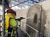 Sandblåsing skal få frem konturene og tilslaget i naturbetongen i H-blokken til regjerings­kvartalet. Dette arbeidet er en viktig del av rehabiliteringen, og må utføres 15-25 timer etter støp. Foto: Statsbygg