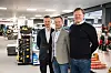 KI Investeringsselskap skifter kjede til Montér for fem byggevarehus. Sondre Opheim i Montér/Optimera (midten) ønsker velkommen til Morten Sjoner Syrstad (t.v.) og Lasse Høyem (t.h.) i KI Investeringsselskap. Foto: Optimera