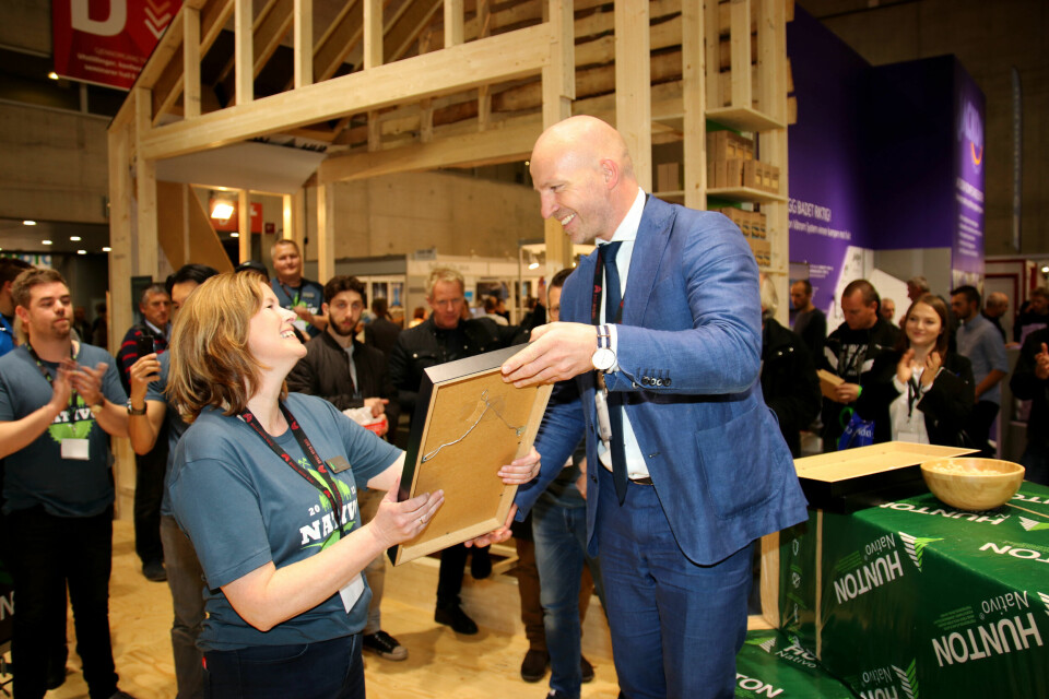 Anette Strømberg i Hunton mottok diplom fra Bygg Reis Deg-direktør Gunnar Glavin Nybø som viser at de har messens beste stand. Foto: Christian Aarhus