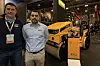 F.v.: Tor Anders Høgaas fra Rosendal Maskin og produktansvarlig Dimitrios Varfis i JCB foran en ny tandemvalse fra JCB. Foto: Christian Aarhus