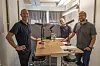 Konserndirektør for strategi og bærekraft i Veidekke Lars Erik Lund (fra venstre) i studio med Frode Aga og Christian Aarhus i Byggeindustrien. Foto: Sindre Sverdrup Strand