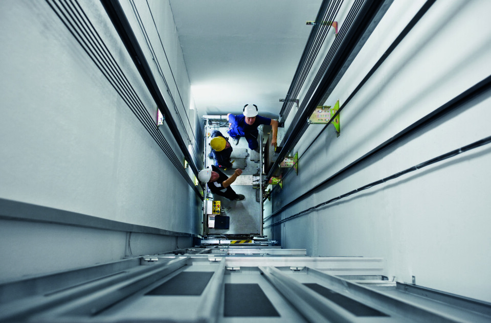 Sikkerhetskontroll og servicekontroll av heis – hva er forskjellen?