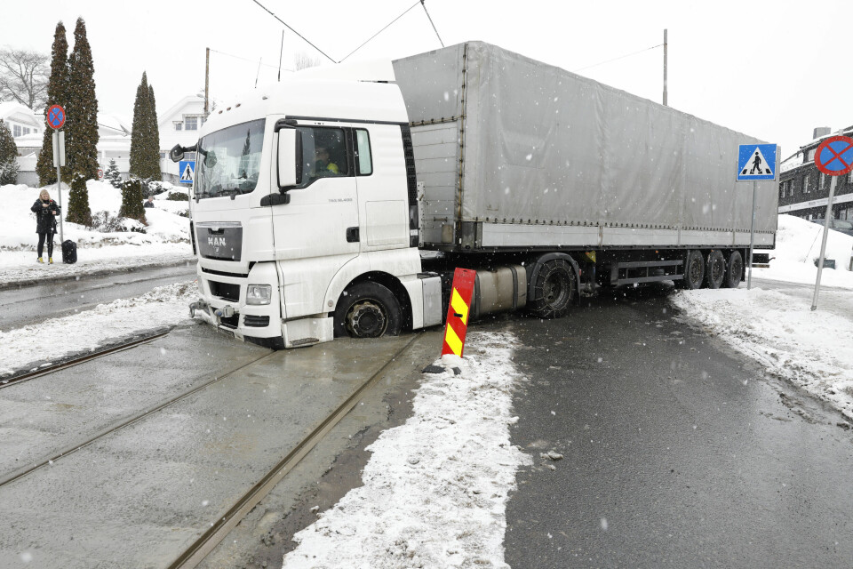 Oslo 20180312. Utenlandsk trailer kjørte seg fast i hurtigtørkende betong på Grefsen hvor trikketraseéen for tiden forbedres. Foto: Gorm Kallestad / NTB scanpix