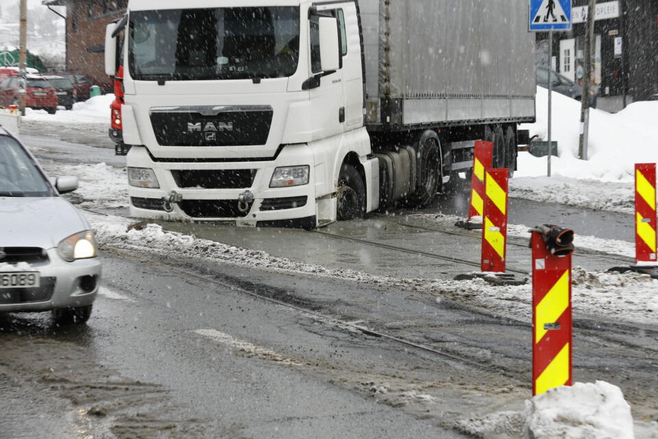 Utenlandsk trailer kjørte seg fast i hurtigtørkende sement på Grefsen hvor trikketraseéen for tiden forbedres. Foto: Gorm Kallestad / NTB scanpix