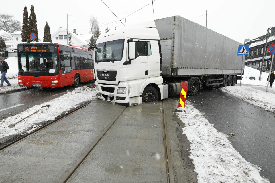 Utenlandsk trailer kjørte seg fast i hurtigtørkende sement på Grefsen hvor trikketraseéen for tiden forbedres. Foto: Gorm Kallestad / NTB scanpix