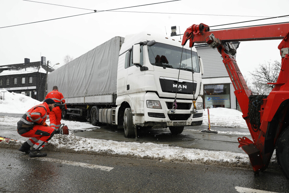Utenlandsk trailer kjørte seg fast i hurtigtørkende sement på Grefsen hvor trikketraseéen for tiden forbedres. Foto: Gorm Kallestad / NTB scanpix