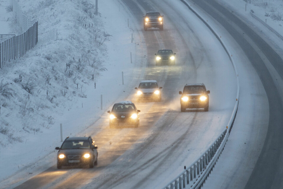 Snøen faller og bilistene bes om å kjøre forsiktig