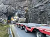 Mye av transporten har gått med båt rett til anlegget, men maskiner og utstyr har også blitt fraktet på ruteferje og lastebil. Med en god porsjon planlegging og tålmodighet har Lesja Bulldozerlag bokstavelig talt klart å lirke tungtransporten ut til anlegget.