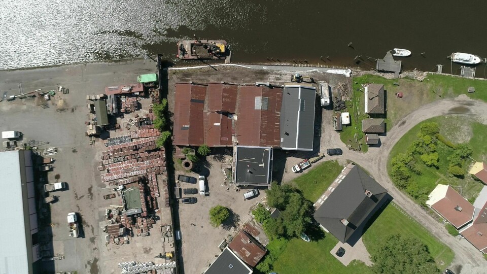 Oversiktsbilde med gårdsplass, bygningsmasse og kaifront under restaurering. Klikk for større versjon Oversiktsbilde med gårdsplass, bygningsmasse og kaifront under restaurering.