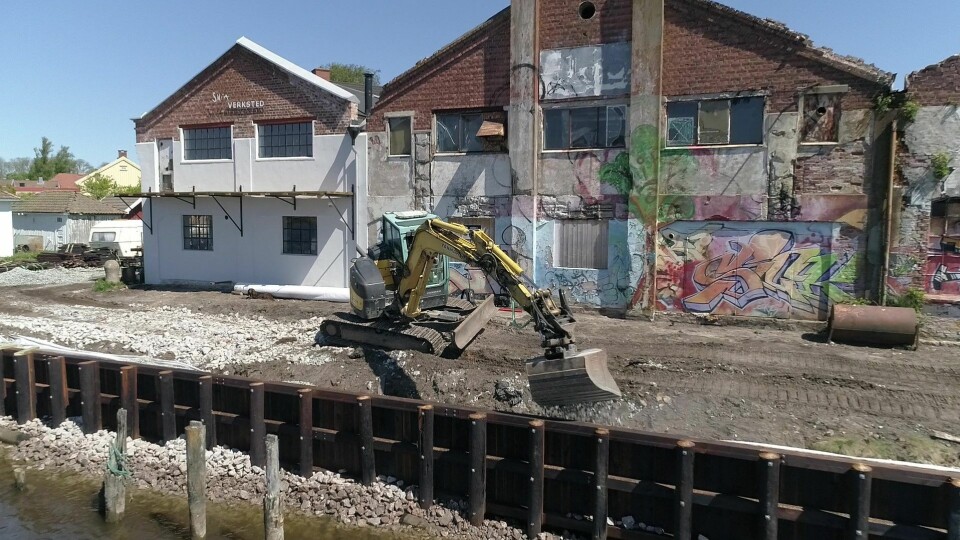 Glasopor brukes for tilbakefylling langs kaifronten bygget i tradisjonell stil Klikk for større versjon Glasopor brukes for tilbakefylling langs kaifronten bygget i tradisjonell stil