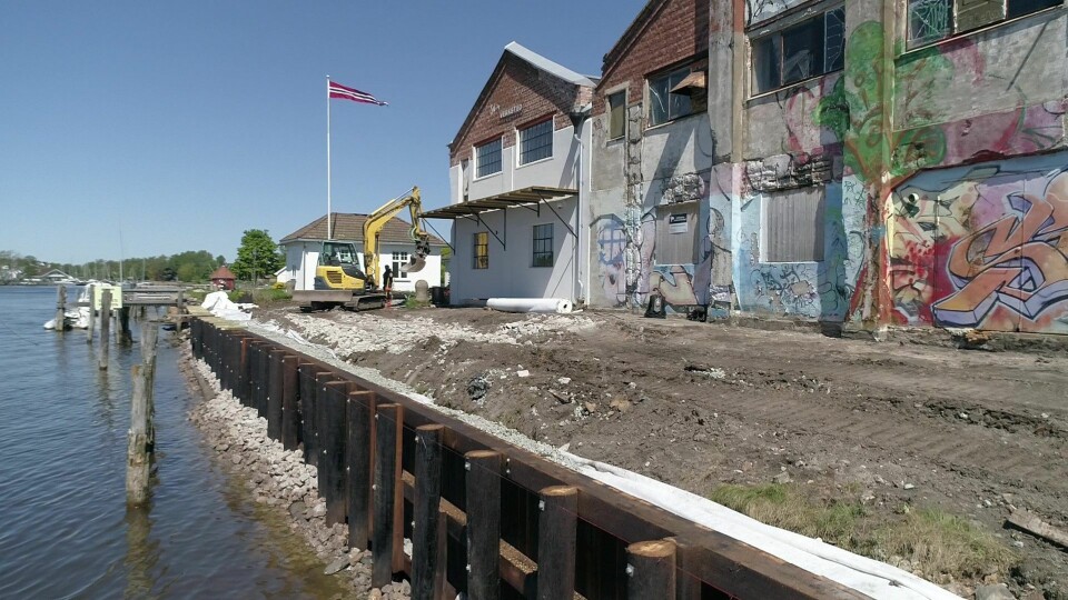 Kaifronten rammes med trepeler med 1-2 m mellomrom langs den ca. 60 meter lange kaifronten. Deretter bygges en trespunt før man fyller opp med Glasopor, kult og jord der det har rast ut Klikk for større versjon Kaifronten rammes med trepeler med 1-2 m mellomrom langs den ca. 60 meter lange kaifronten. Deretter bygges en trespunt før man fyller opp med Glasopor, kult og jord der det har rast ut