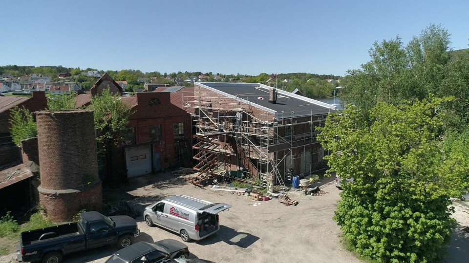 Del av gårdsplassen mot Glomma hvor flere lokaler med egne porter og dører er tenkt å huse ulike håndverksfag. Klikk for større versjon Del av gårdsplassen mot Glomma hvor flere lokaler med egne porter og dører er tenkt å huse ulike håndverksfag.