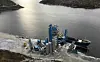 Veidekke legger prosjektet med å introdusere hydrogen som energibærer for trasport og produksjon av asfalt på is. Her fra entreprenørkonsernets asfaltfabrikk i Hyllestad i Sogn. Foto: Veidekke