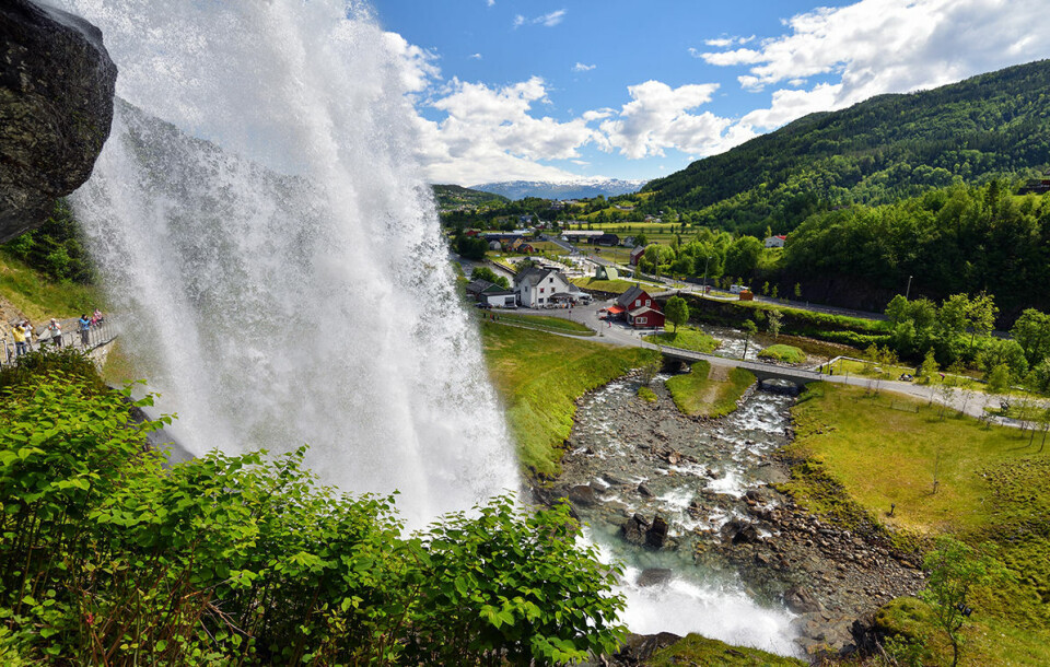 LAND FULLT AV VANN. Vann er energi og i Norge har vi masse av det. Derfor bryr vi oss ikke om at vi bruker alt for mye.